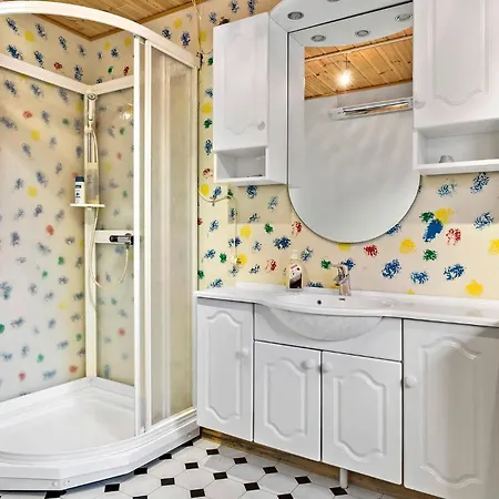 4 Bedroom Pet Friendly In Holiday home *