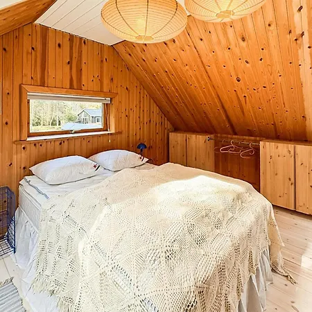 4 Bedroom Beautiful In Prázdninový dům *